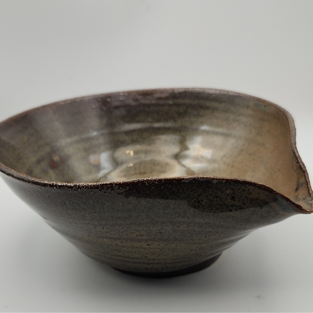 Japanese Handmade Pottery Bowl Brown Glaze Pouring Spout Signed 10" x 3.5" - Picture 3 of 9